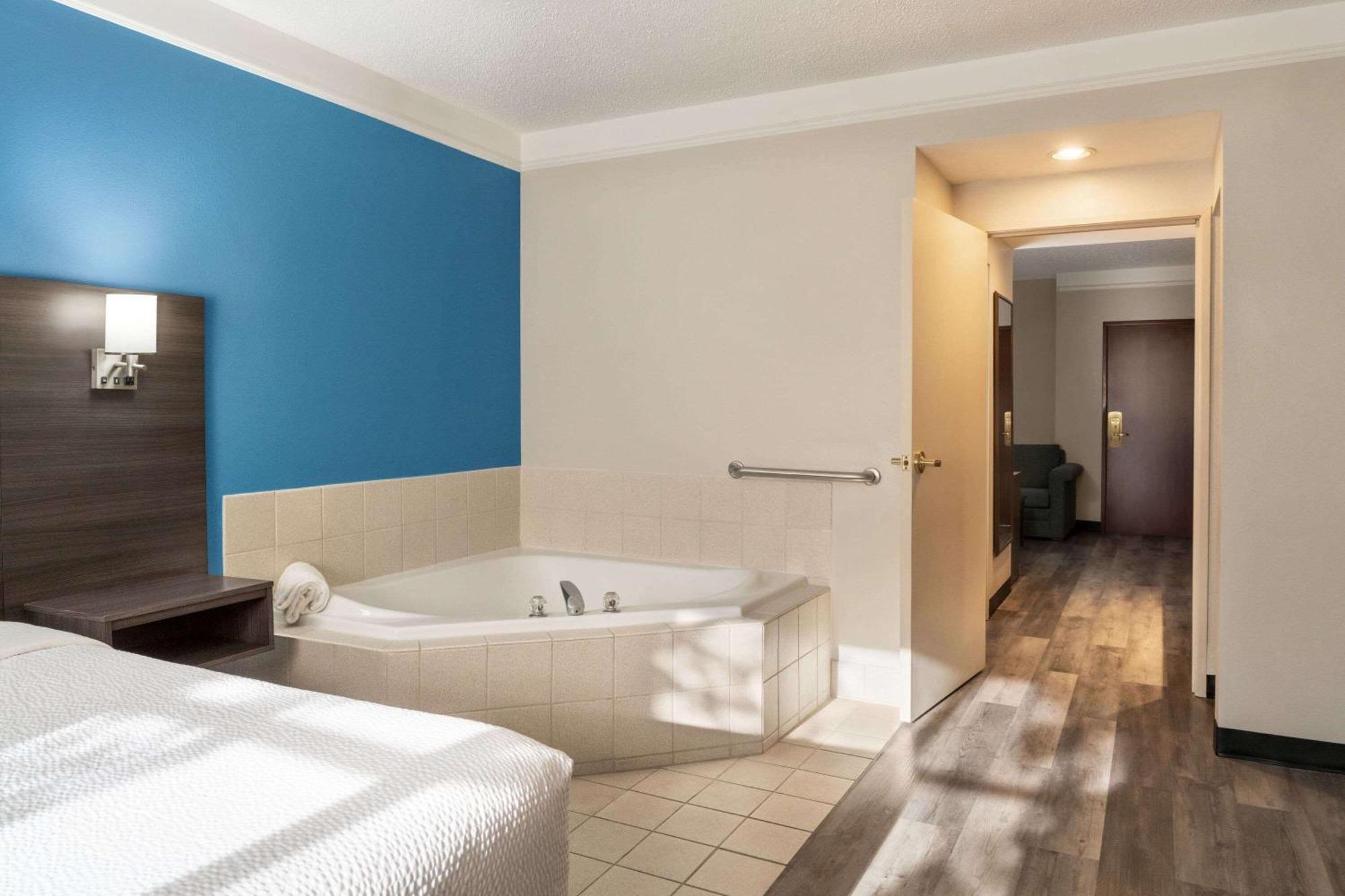 La Quinta By Wyndham Madison American Center Exterior photo
